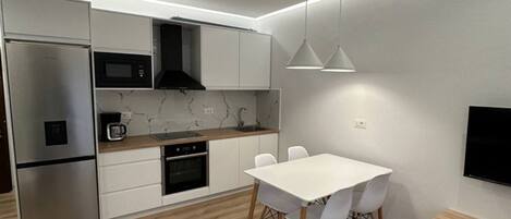 Kühlschrank, Herdplatte, Espressomaschine