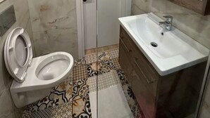 دُش غزير، مجففات شعر، مناشف، صابون