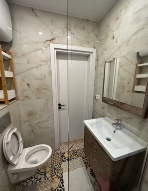 淋浴花灑、吹風機、毛巾、肥皂