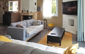 Una televisión, una chimenea