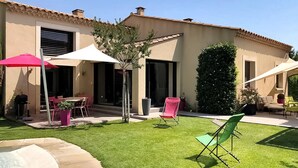 A patio area with outdoor furniture, a grill, and a well-maintained lawn. - La Villa De Sévigné (Rognonas)