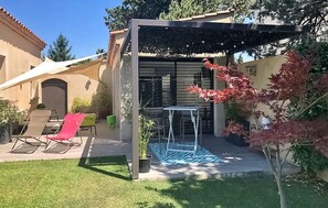 Outdoor dining - La Villa De Sévigné (Rognonas)