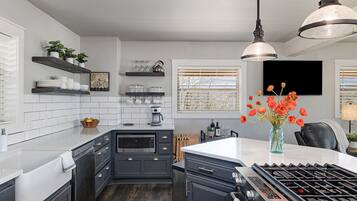 Jääkaappi, mikroaaltouuni, uuni, liesi