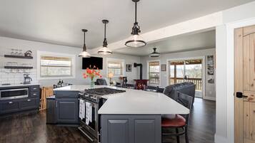 Jääkaappi, mikroaaltouuni, uuni, liesi