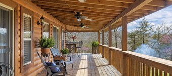 Eagles Roost.  Wifi & Dog Friendly.  Covered porch & upper Deck w/ Sunset Views