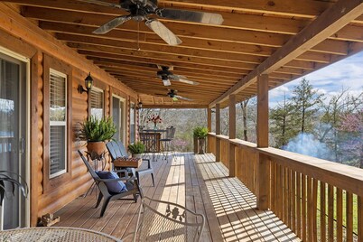 Eagles Roost.  Wifi & Dog Friendly.  Covered porch & upper Deck w/ Sunset Views