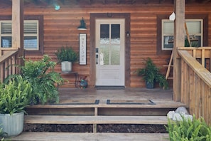 Exterior detail - Eagles Roost.  Wifi & Dog Friendly.  Covered porch & upper Deck w/ Sunset Views (Eagle Rock)