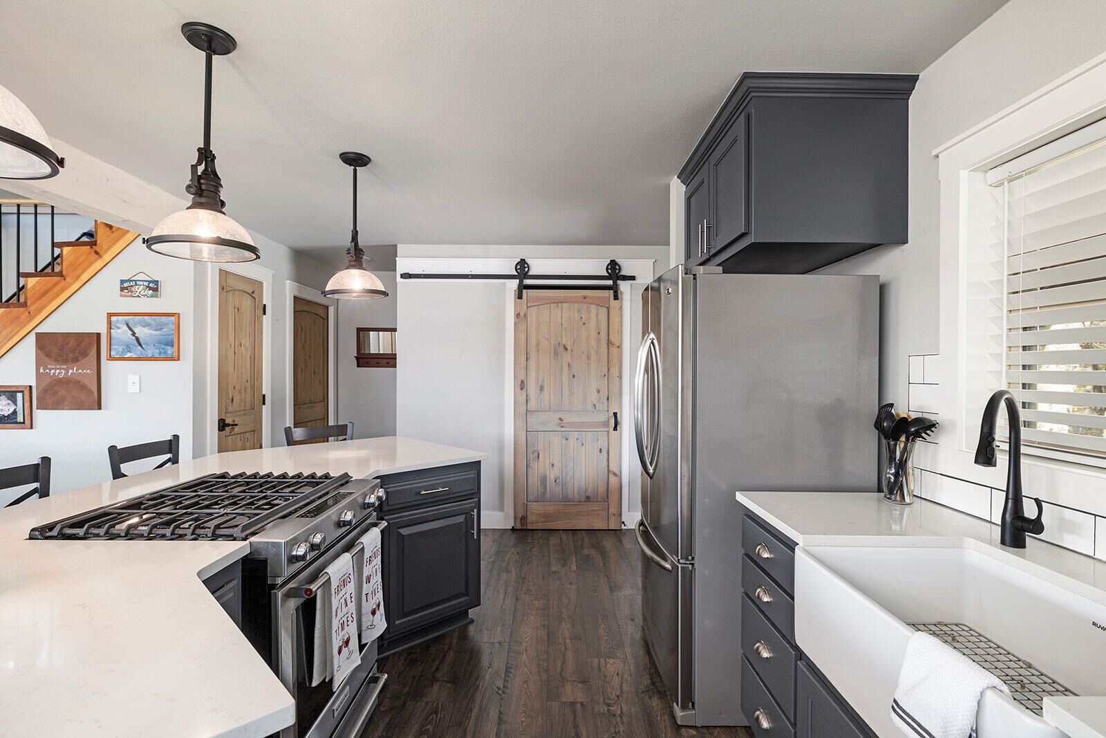 Jääkaappi, mikroaaltouuni, uuni, liesi