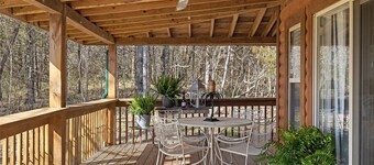 Eagles Roost.  Wifi & Dog Friendly.  Covered porch & upper Deck w/ Sunset Views