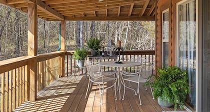 Eagles Roost. Wifi & Dog Friendly. Covered porch & upper Deck w/ Sunset Views