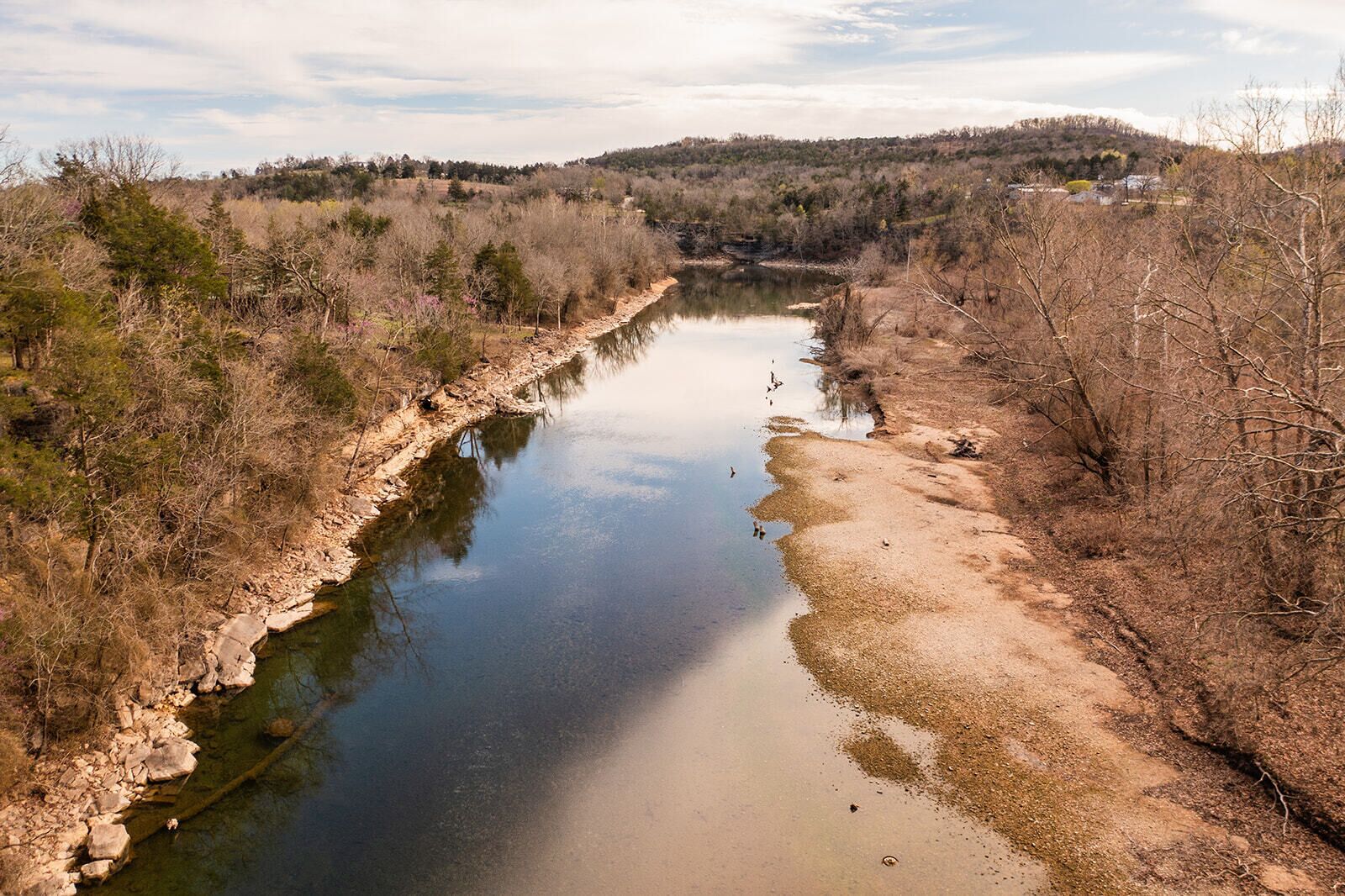 Une rivière aux rives rocheuses et à la végétation clairsemée.