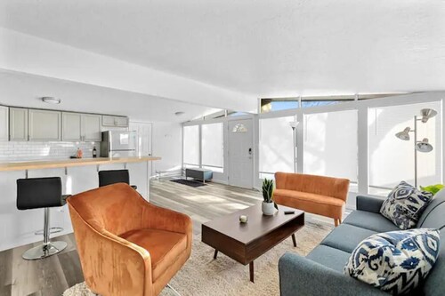 Bright, Stylish & Pet Friendly 2 Bedroom Home!