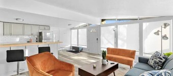 Bright, Stylish & Pet Friendly 2 Bedroom Home!