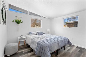 2 室のベッドルーム、デスク、アイロン / アイロン台、旅行用ベビーベッド