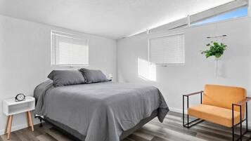 2 chambres, bureau, fer et planche Ă repasser, lit parapluie