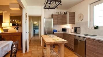 Een koelkast, een oven, een kookplaat, een vaatwasser