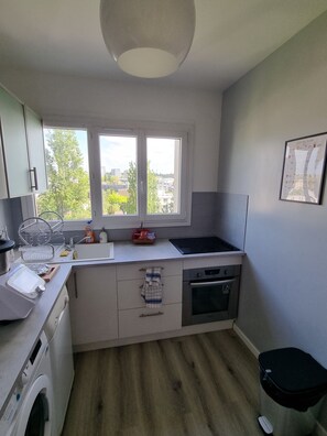 Kühlschrank, Mikrowelle, Ofen, Herdplatte