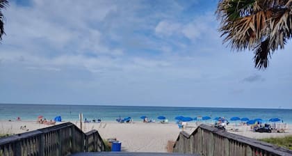 Cozy 3-bedroom beach bungalow in peaceful Englewood with WiFi, AC