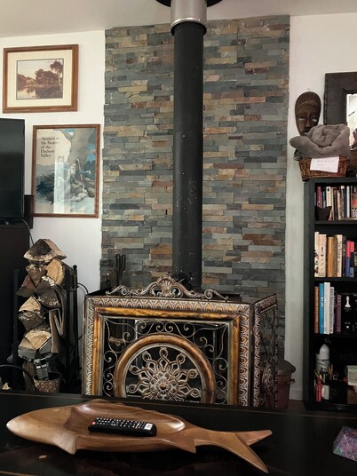  Warm cozy country cottage nestled beneath the mountains, woodstove, Catskill