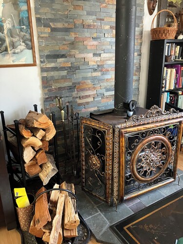  Warm cozy country cottage nestled beneath the mountains, woodstove, Catskill