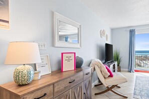 Interior - Beachfront Views*Free Beach Chair Service*King Bed (Fort Walton Beach)