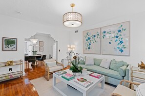 บ้านพัก, หลายเตียง (Casa Michaeline Vacation Home) | บริเวณนั่งเล่น | ทีวีจอแบน