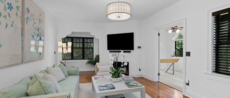 Nhà, nhiều giường (Casa Michaeline Vacation Home) | Khu phòng khách | TV màn hình phẳng