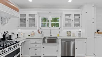 House, Multiple Beds (Casa Michaeline Vacation Home) | Private kitchen | Oven, toaster