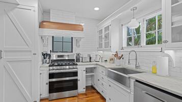 House, Multiple Beds (Casa Michaeline Vacation Home) | Private kitchen | Oven, toaster