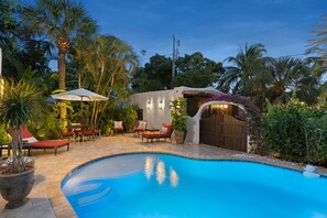 Casa, varias camas (Casa Michaeline Vacation Home) | Piscina | Una piscina al aire libre