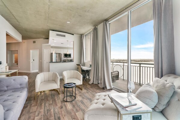 อพาร์ทเมนท์, หลายเตียง (The Edge) | บริเวณนั่งเล่น | ทีวีจอแบน