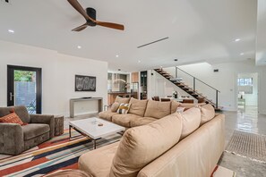 Hus - flera sängar (Villa Vogue Vacation Home NEW) | Vardagsrum | Platt-tv