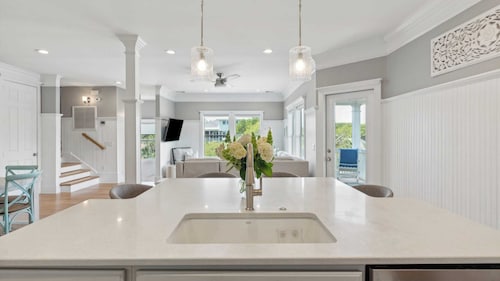 3800 Cameron Boulevard Avantstay Pool, Ocean Views, Deck