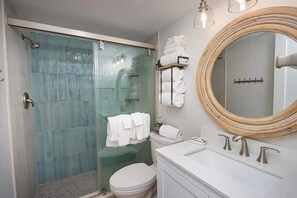 Dusche, Haartrockner, Handtücher, Seife