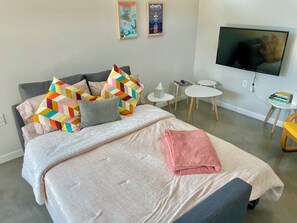 1 bedroom, desk, free WiFi, bed sheets - Casita Girasol – central • walkable • food • music (Austin)