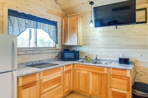 Refrigerador, microondas, parrilla de estufa y cafetera y tetera 