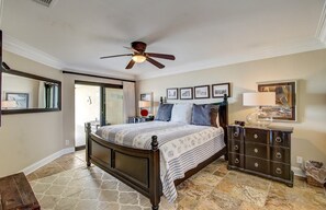Apartment (3 Bedrooms) | 3 bedrooms, desk, iron/ironing board