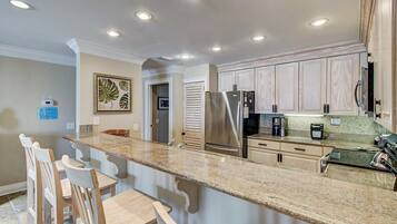 Căn hộ (3 Bedrooms) | Bếp riêng | Tủ lạnh, lò vi sóng, lò nướng, bếp nấu