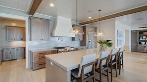 Interior - 710 Ocean Boulevard Avantstay Oceanfront, Private Pool + Rooftop Deck (Isle of Palms)