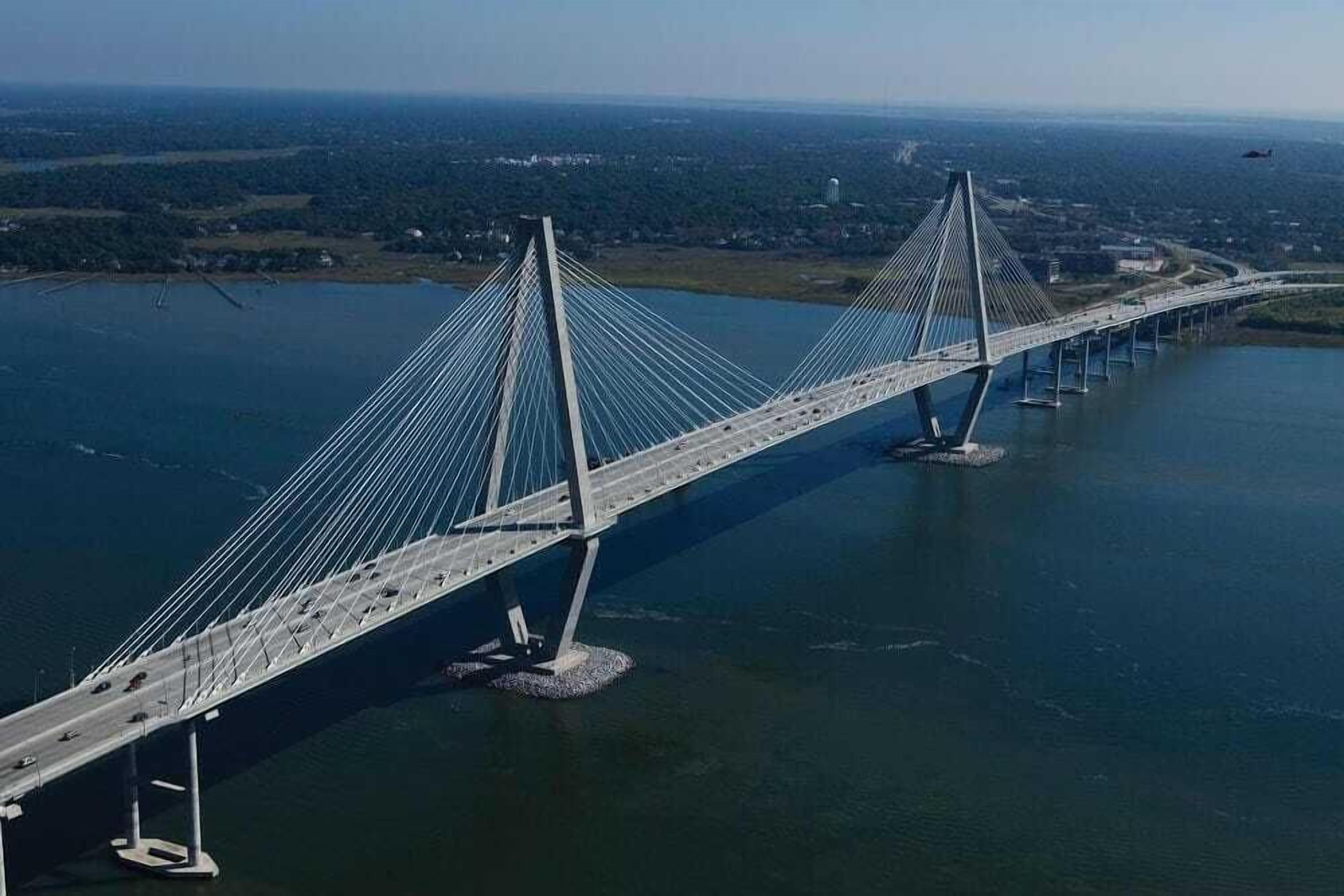Un puente atirantado que cruza un cuerpo de agua, con varios carriles de tráfico.