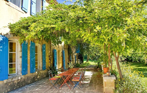 Outdoor dining - 7 bedroom lovely home in Cavaillon (Cavaillon)