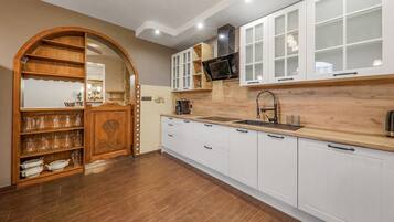 Fridge, oven, dishwasher, coffee/tea maker