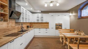 Réfrigérateur, four, lave-vaisselle, cafetiÚre/bouilloire