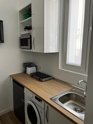 Private kitchen - One Bedroom Apartment (Madrid)