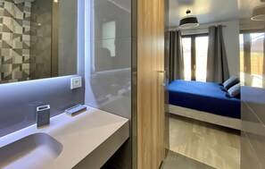 Shower - Gorgeous home in Roquefort Les Pins (Roquefort Les Pins)