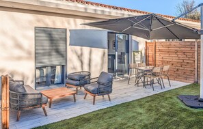 Outdoor dining - Gorgeous home in Roquefort Les Pins (Roquefort Les Pins)