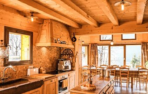 Een koelkast, een oven, een vaatwasser, een koffiezetapparaat/waterkoker