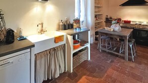 Kaffetrakter/tekoker, kjøleskap, mikrobølgeovn og ovn