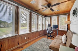 Interior - 17 Oyster Row by Avantstay Lakefront Charm (Isle of Palms)