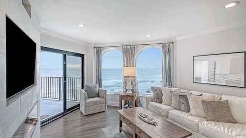 412 Seascape by Avantstay Oceanfront + Balcony